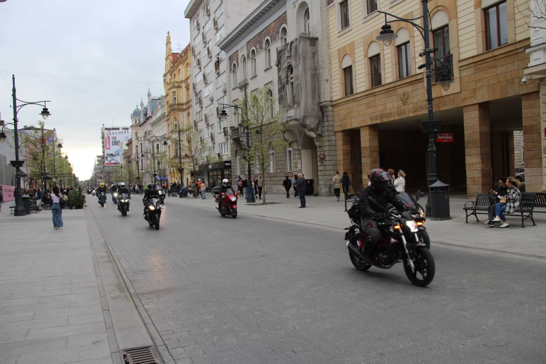 Wielka parada motocyklowa na ulicy Piotrkowskiej w Łodzi