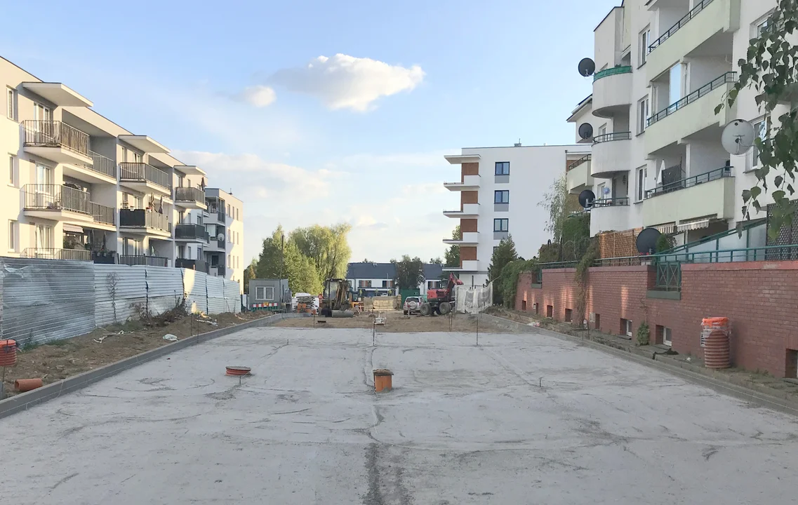 Protest mieszkańców nic nie dał. Tuż pod oknami bloków na Podolszycach Południe będą parkingi [ZDJĘCIA] - Zdjęcie główne