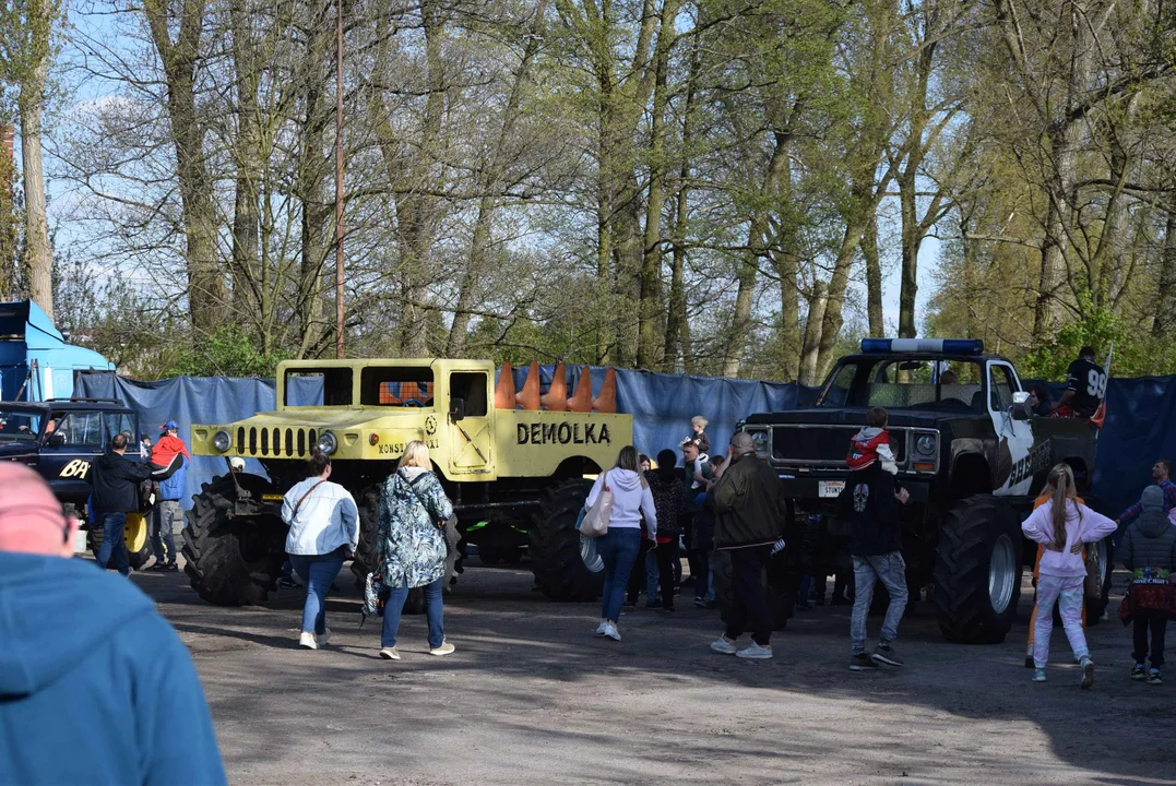 Giganty na czterech kołach zrobiły duże show! Widowiskowy pokaz monster trucków