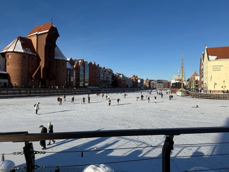 Zamarznięta Motława przyciąga Gdańszczan - Zdjęcie główne