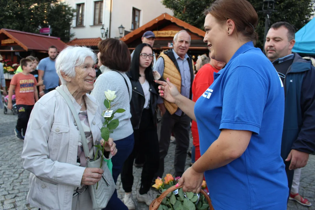 KCI rozdaje róże i gazety na kutnowskim Święcie Róży