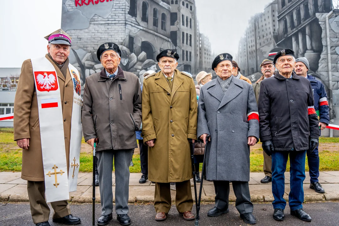 Chwała Armii Krajowej. Na budynku XXXIII LO w Łodzi pojawił się patriotyczny mural