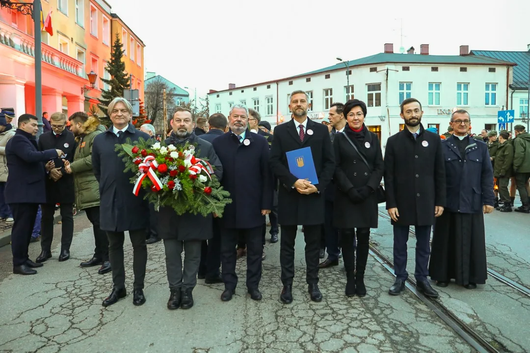Pochody 11 listopada w Zgierzu. Mieszkańcy tłumnie uczestniczyli w uroczystościach Święta Niepodległości.