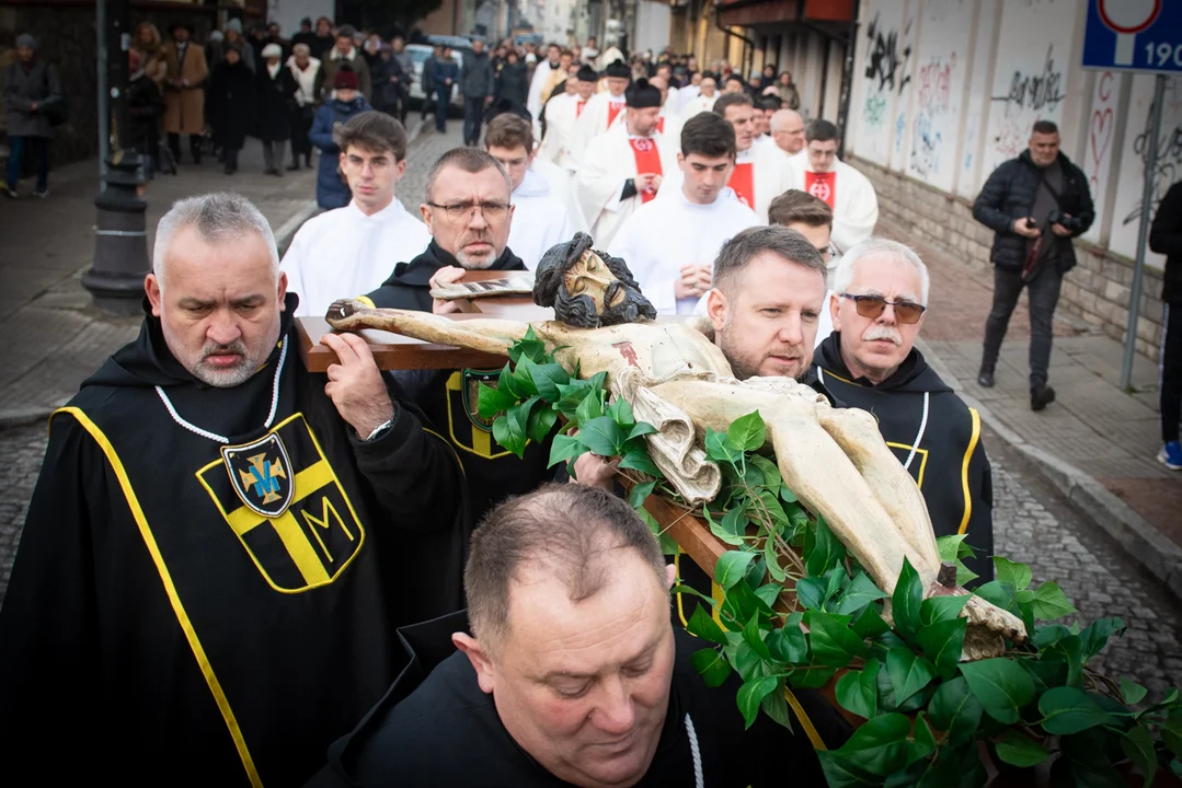 Przez centrum Płocka przeszła procesja. To uroczysta inauguracja Roku Jubileuszowego [ZDJĘCIA] - Zdjęcie główne