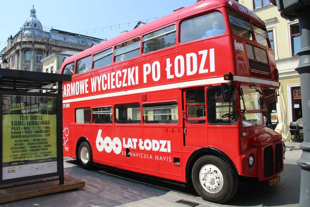 Piętrowy autobus turystyczny przemierza szlakiem łódzkich zabytków