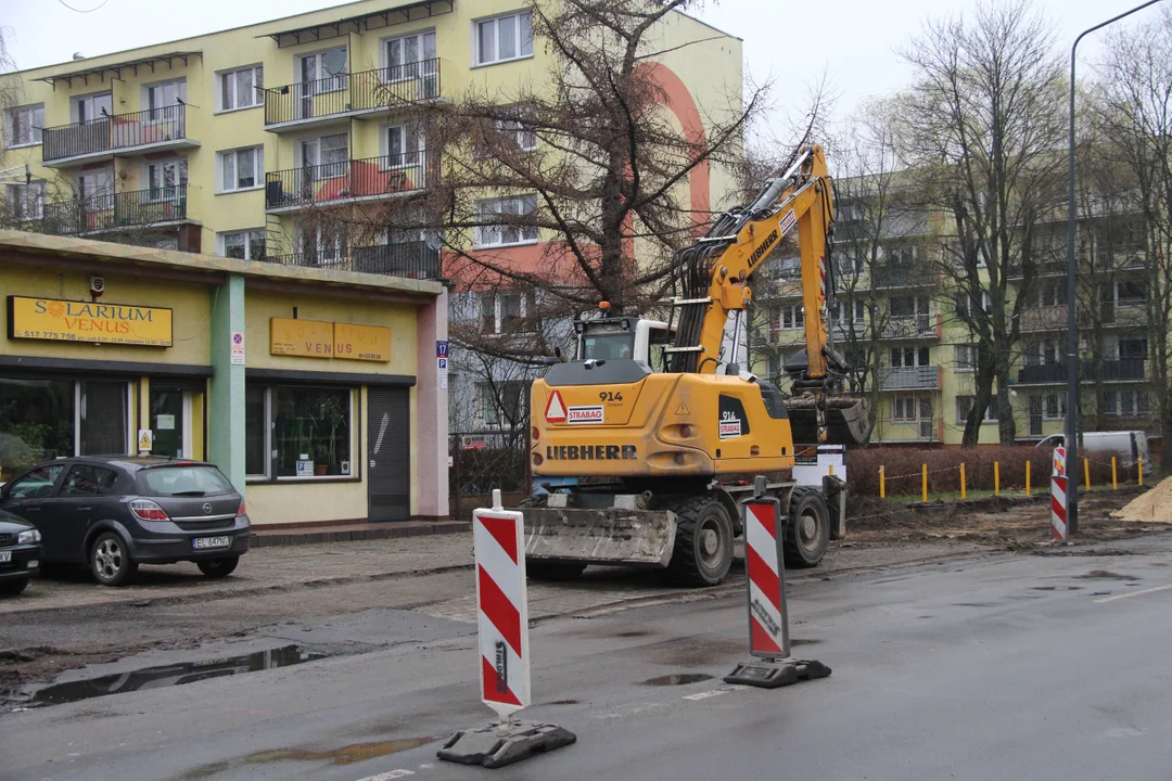 Utrudnienia dla pieszych i podróżnych MPK Łódź na Lutomierskiej