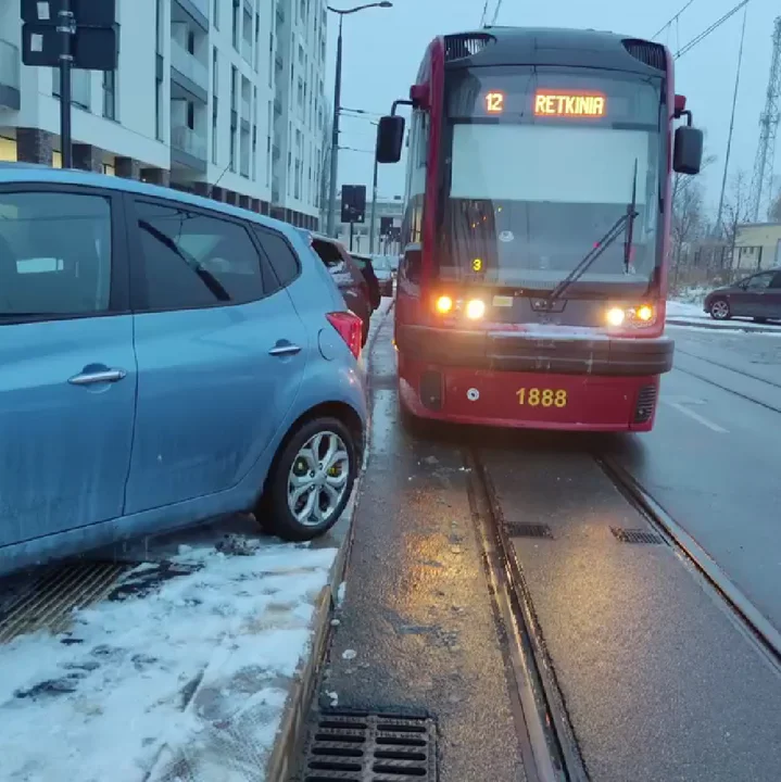 Nieprawidłowe parkowanie na torowisku - tramwaje MPK Łódź mają problem z przejazdem w tym miejscu