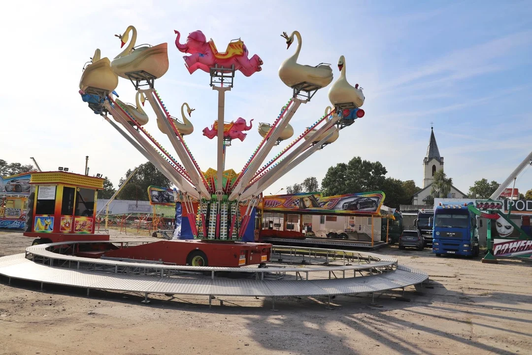 Trwają przygotowania do Święta Róży. W centrum Kutna pojawiły się m.in. lunapark i kramy