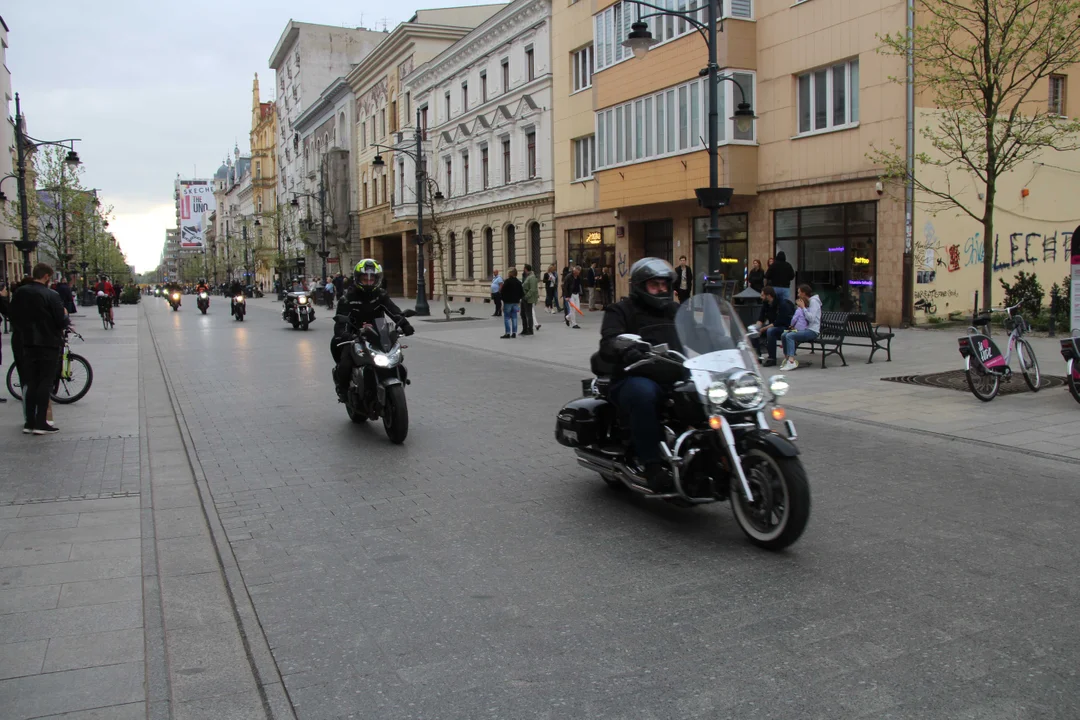 Wielka parada motocyklowa na ulicy Piotrkowskiej w Łodzi