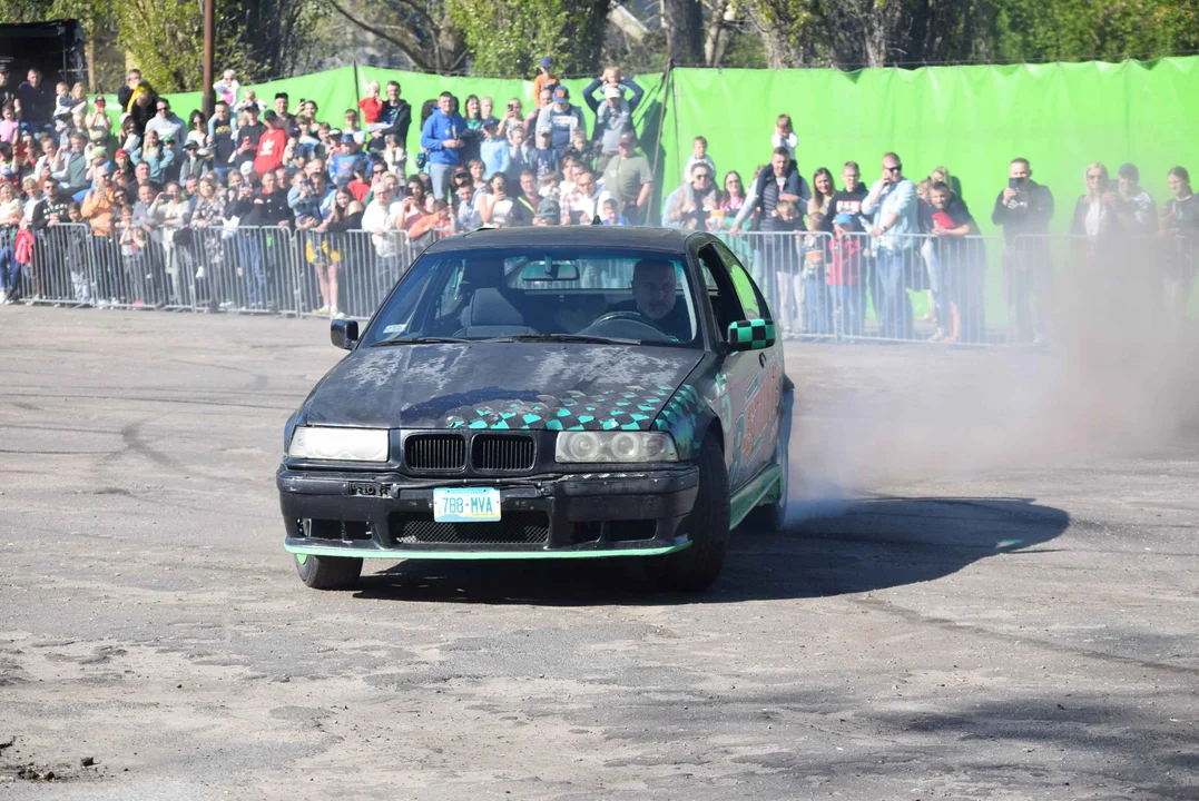 Giganty na czterech kołach zrobiły duże show! Widowiskowy pokaz monster trucków