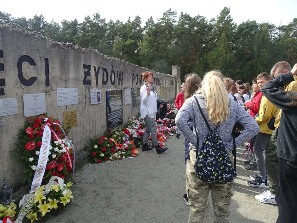 W tym obozie zagłady mordowano kutnowskich Żydów. Młodzież oddała im cześć [ZDJĘCIA] - Zdjęcie główne