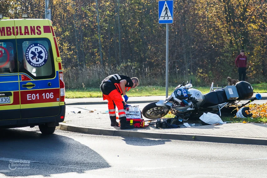 Wypadek na al. Wyszyńskiego. Policyjny motocykl zderzył się z osobówką