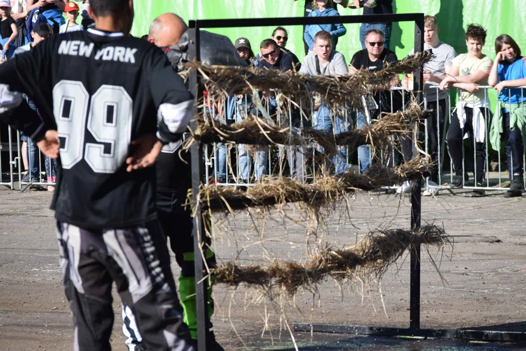 Giganty na czterech kołach zrobiły duże show! Widowiskowy pokaz monster trucków