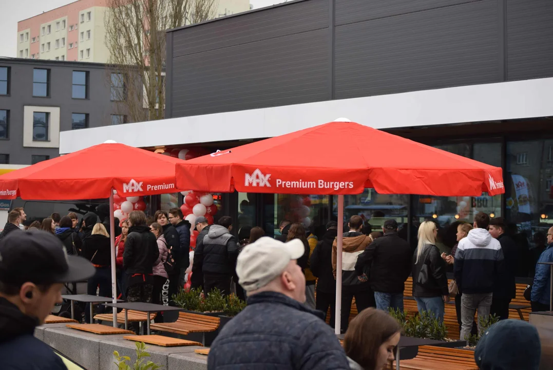 Tłumy łodzian na otwarciu restauracji MAX Premium Burgers. Tego jeszcze w Łodzi nie było [ZOBACZ ZDJĘCIA]