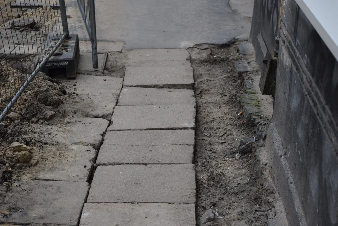 Mieszkańcy mają dość zalegających śmieci w centrum Łodzi. „Flaszek jest więcej niż robotników” [zdjęcia]