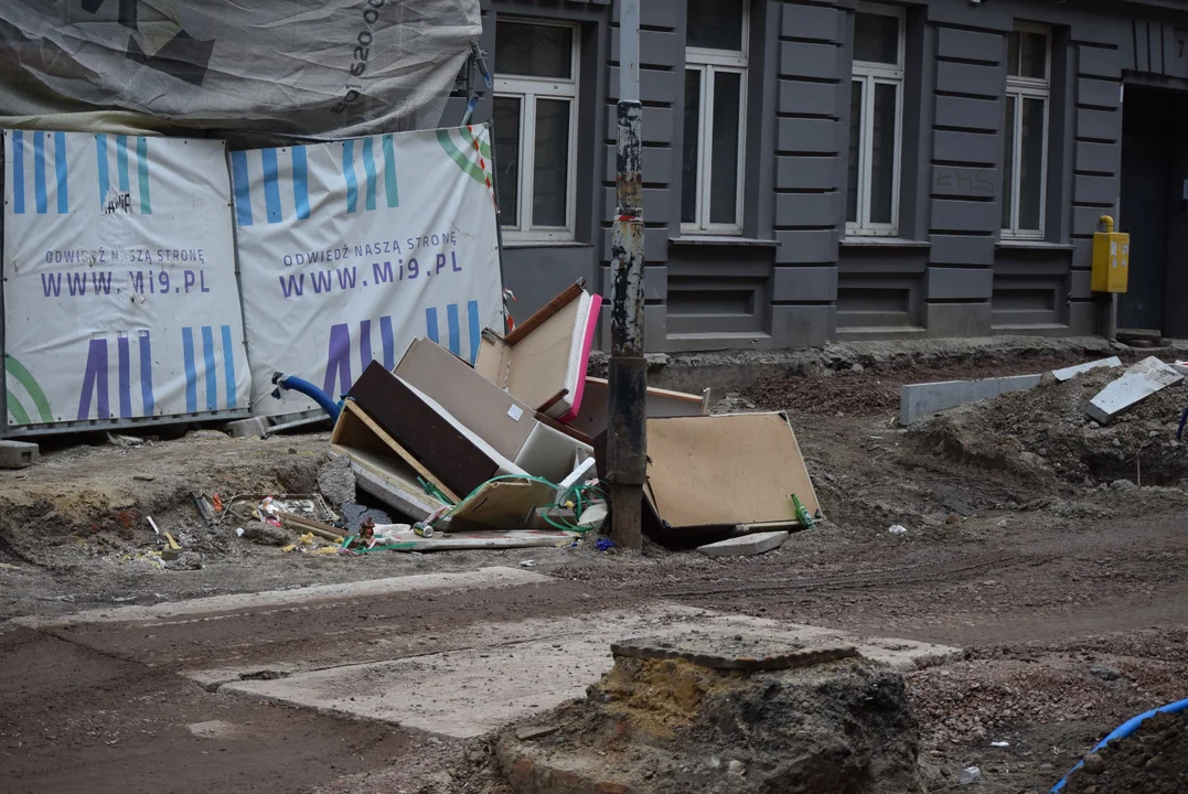 Mieszkańcy mają dość zalegających śmieci w centrum Łodzi. „Flaszek jest więcej niż robotników” [zdjęcia]