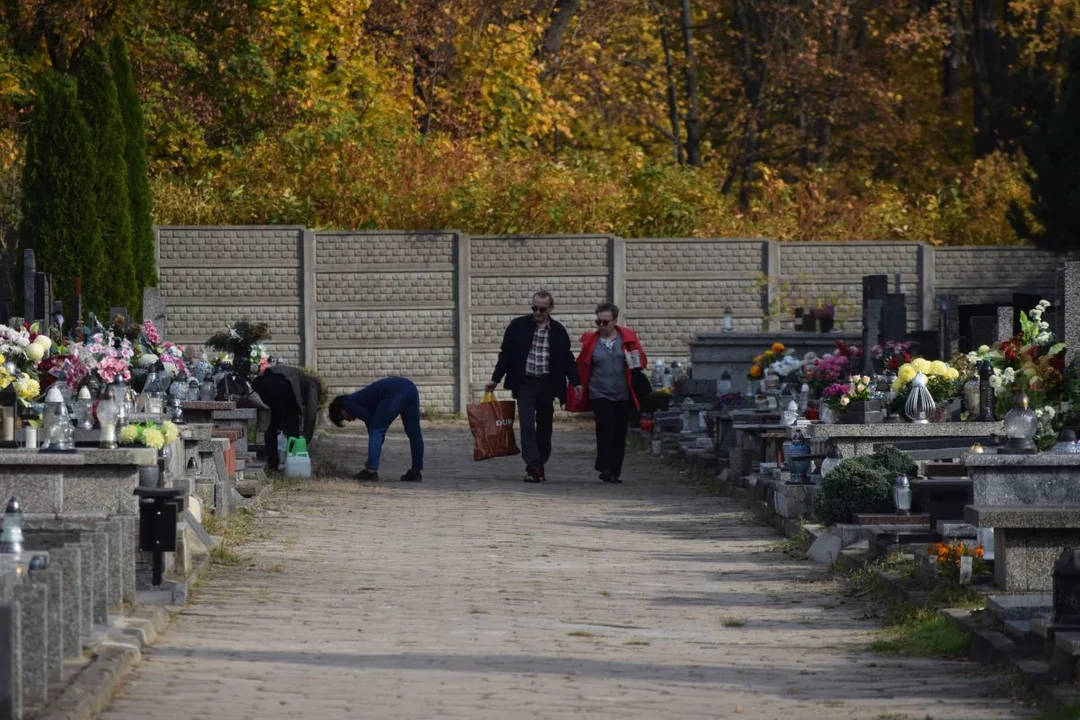 Łodzianie przygotowują groby bliskich do Wszystkich Świętych