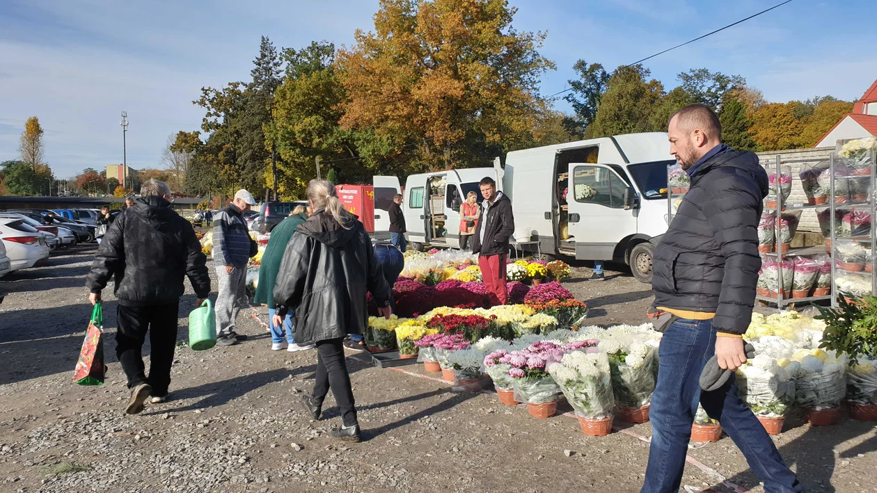 Mieszkańcy przygotowują się do dnia Wszytskich Świętych