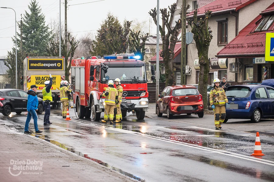 Straż i policja przy bełchatowskim targowisku. Zderzyły się dwie osobówki [FOTO] - Zdjęcie główne