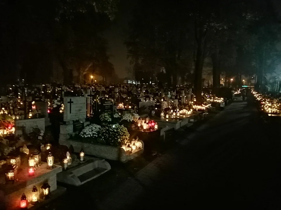 Zgierzanie i mieszkańcy okolic odwiedzili groby na cmentarzach w regionie