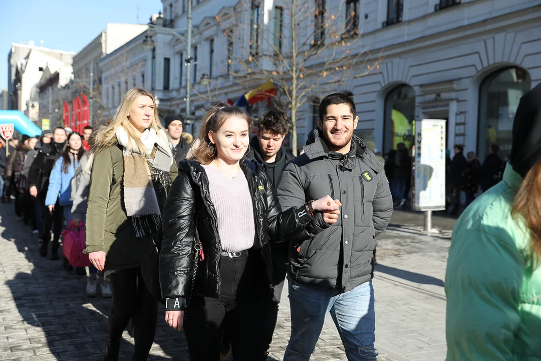 Polonez dla Łodzi. Maturzyści zatańczyli na Piotrkowskiej