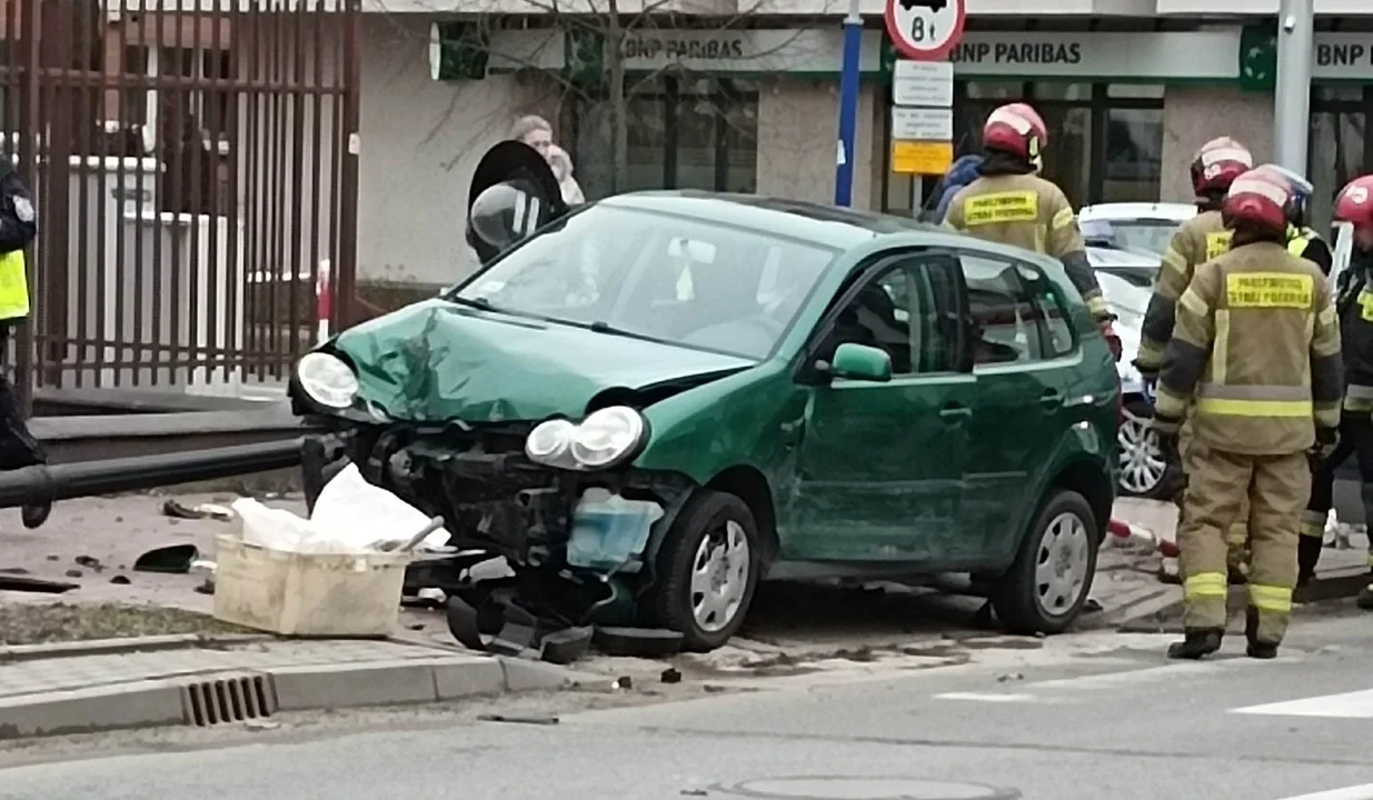 Zderzenie w centrum. Uszkodzona sygnalizacja, słupki i latarnia - Zdjęcie główne