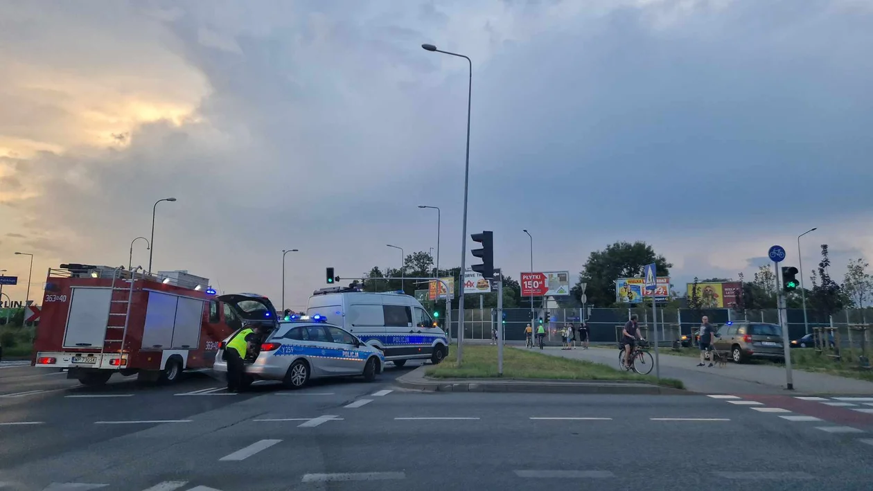 Zderzenie na rondzie "Dzwon". Ogromne utrudnienia w ruchu - Zdjęcie główne