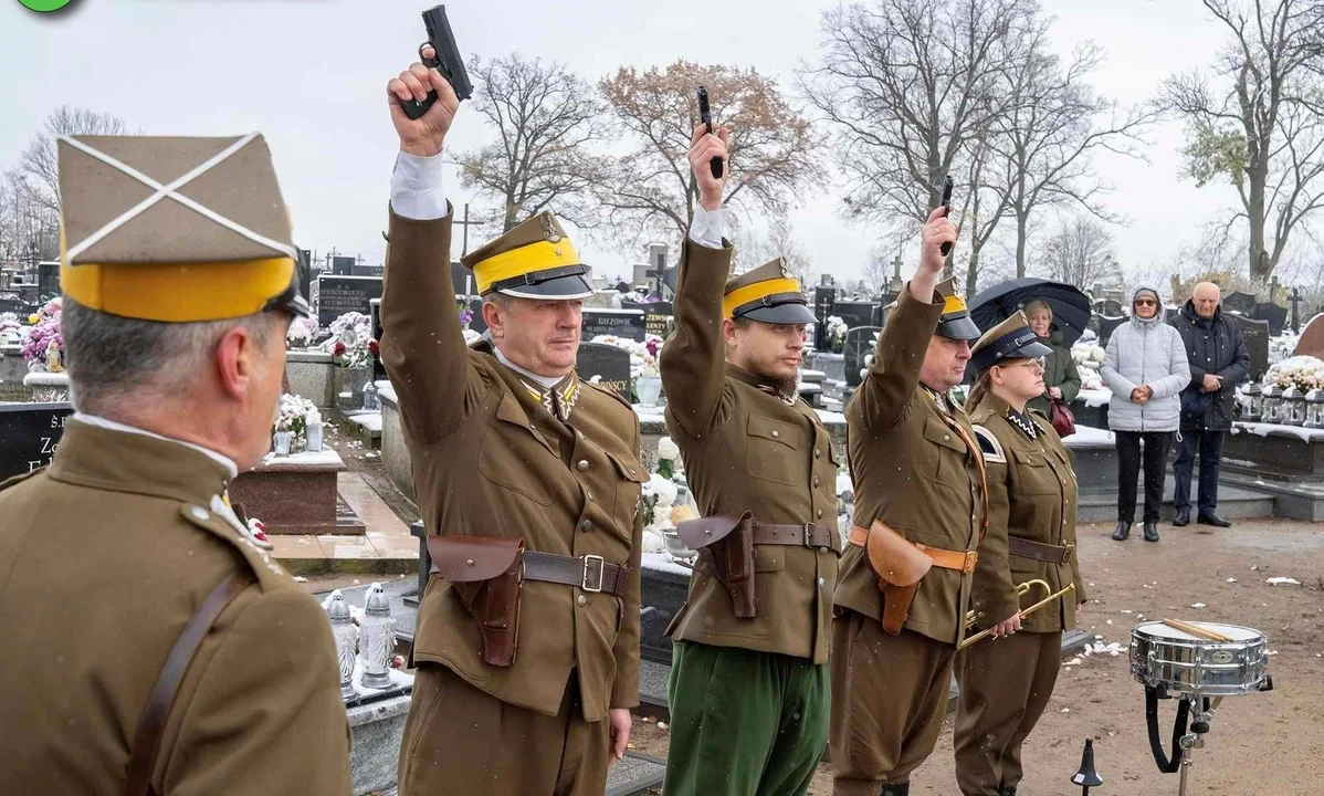 Historyczne wydarzenie w powiecie kutnowskim. Oddali honory bohaterom [ZDJĘCIA] - Zdjęcie główne