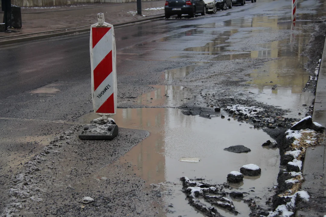 Dziury w drogach na Bałutach