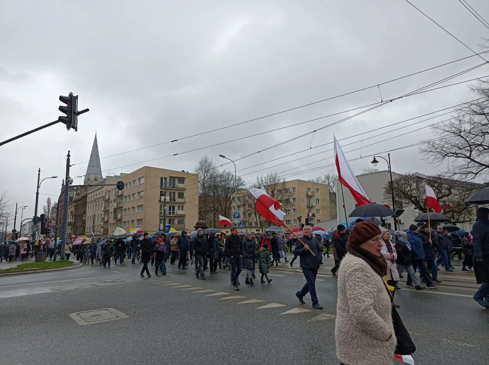 Marsz papieski w Łodzi. Setki łodzian ruszyło ulicami miasta [zdjęcia]