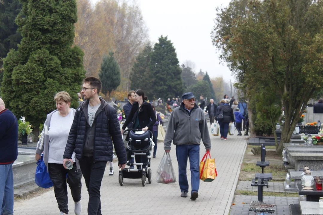 Tłumy łodzian na cmentarzu na Kurczakach