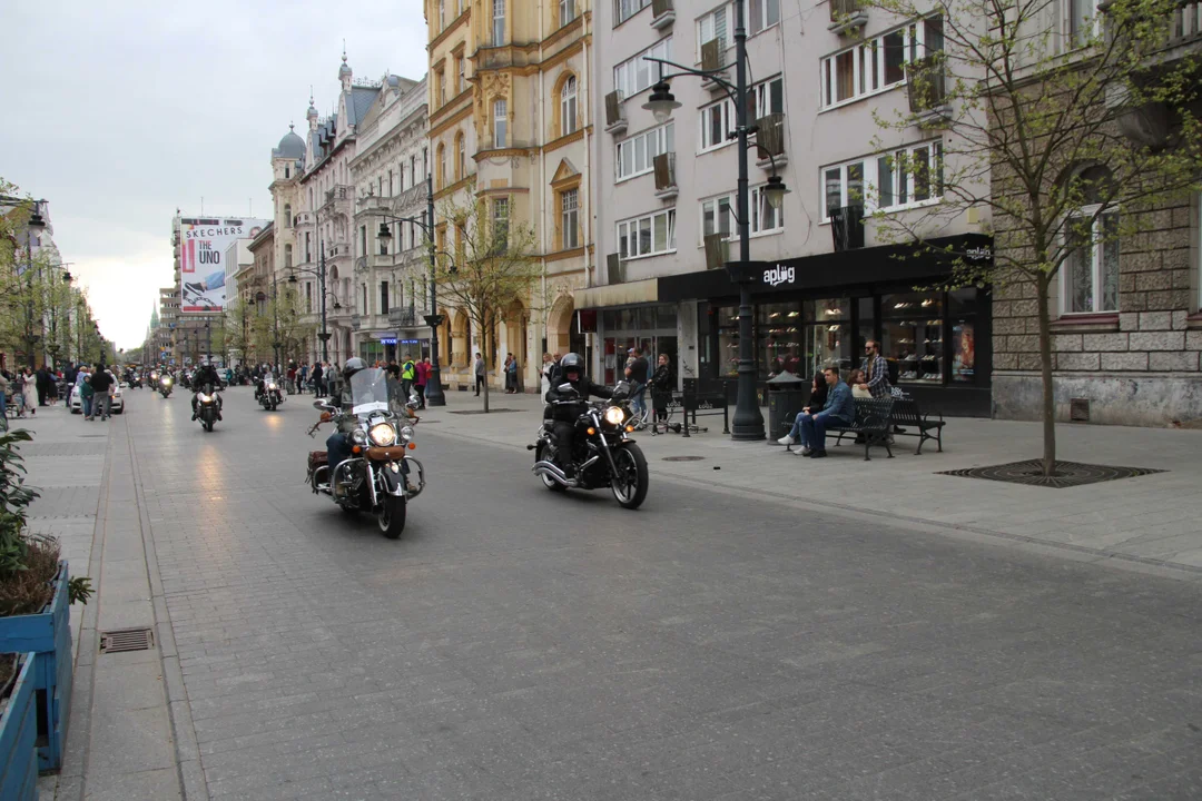 Wielka parada motocyklowa na ulicy Piotrkowskiej w Łodzi