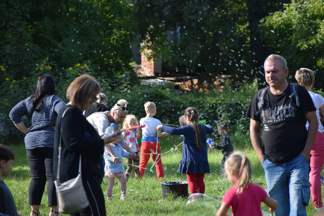 Kicia Kocia zabawiała dzieci w parku Miejskim w Zgierzu. Były też ogromne bańki mydlane [zdjęcia] - Zdjęcie główne