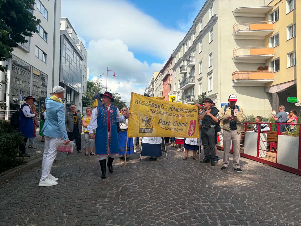Setki Kaszubów przeszły ulicami Gdyni. Miasto wypełniły kolory i 100-metrowa flaga