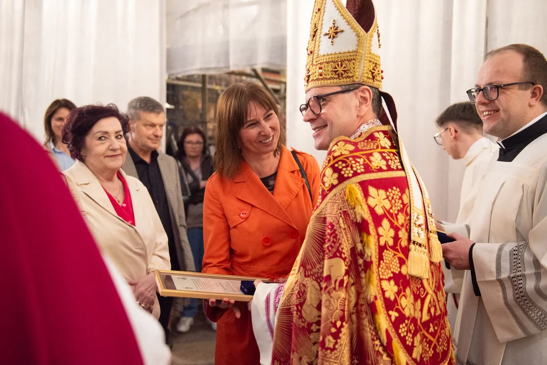 Katedra w Płocku. 50 osób świeckich otrzymało medale "Zasłużony dla Diecezji Płockiej" [ZDJĘCIA]
