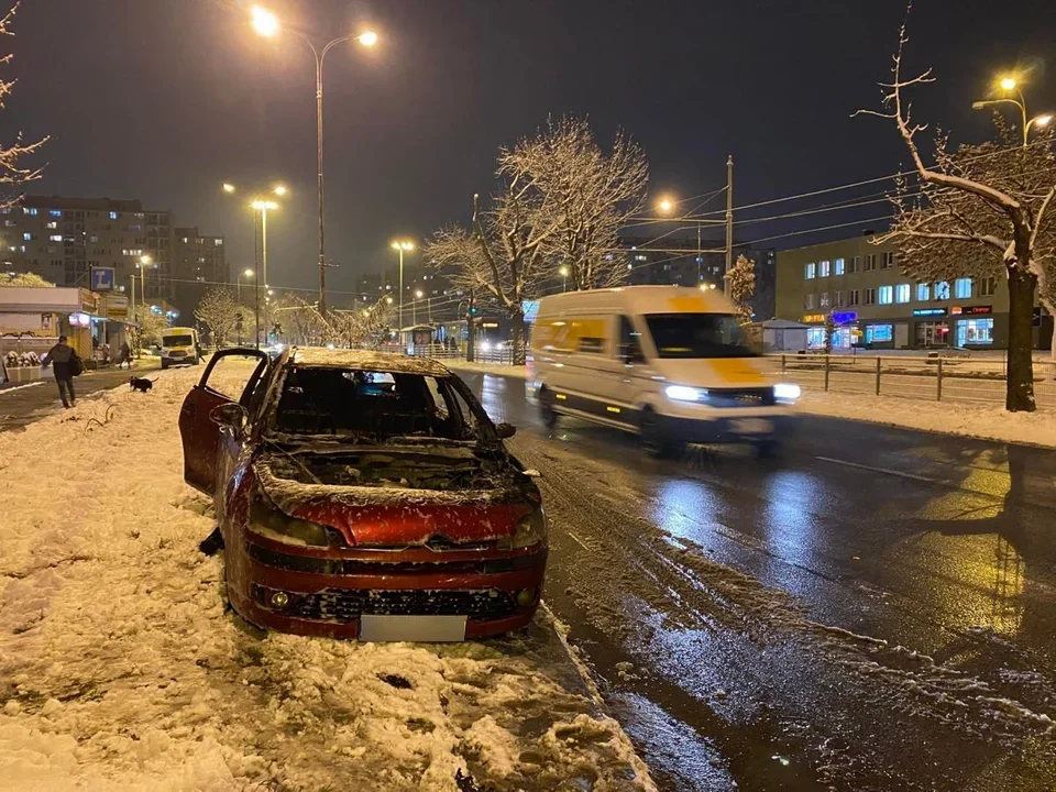 Pożar samochodu w Łodzi. Wieczorny pożar na ul. Dąbrowskiego.