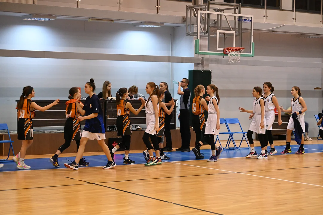 Młodziczki KS Kutno pokonały we własnej hali UKS Basket Aleksandrów Łódzki 52:50