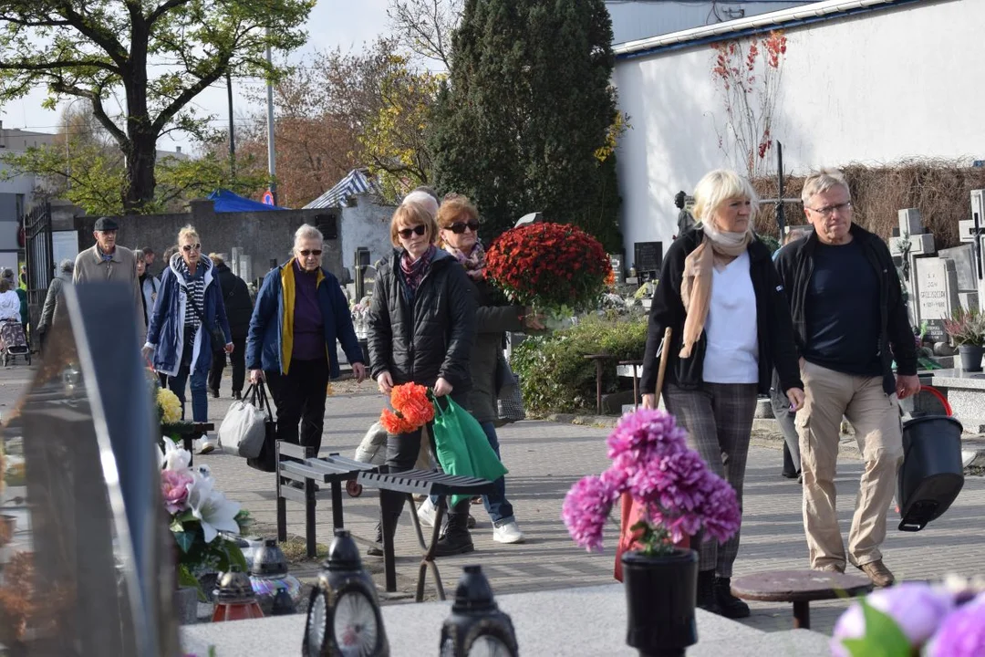 Łodzianie przygotowują groby bliskich do Wszystkich Świętych