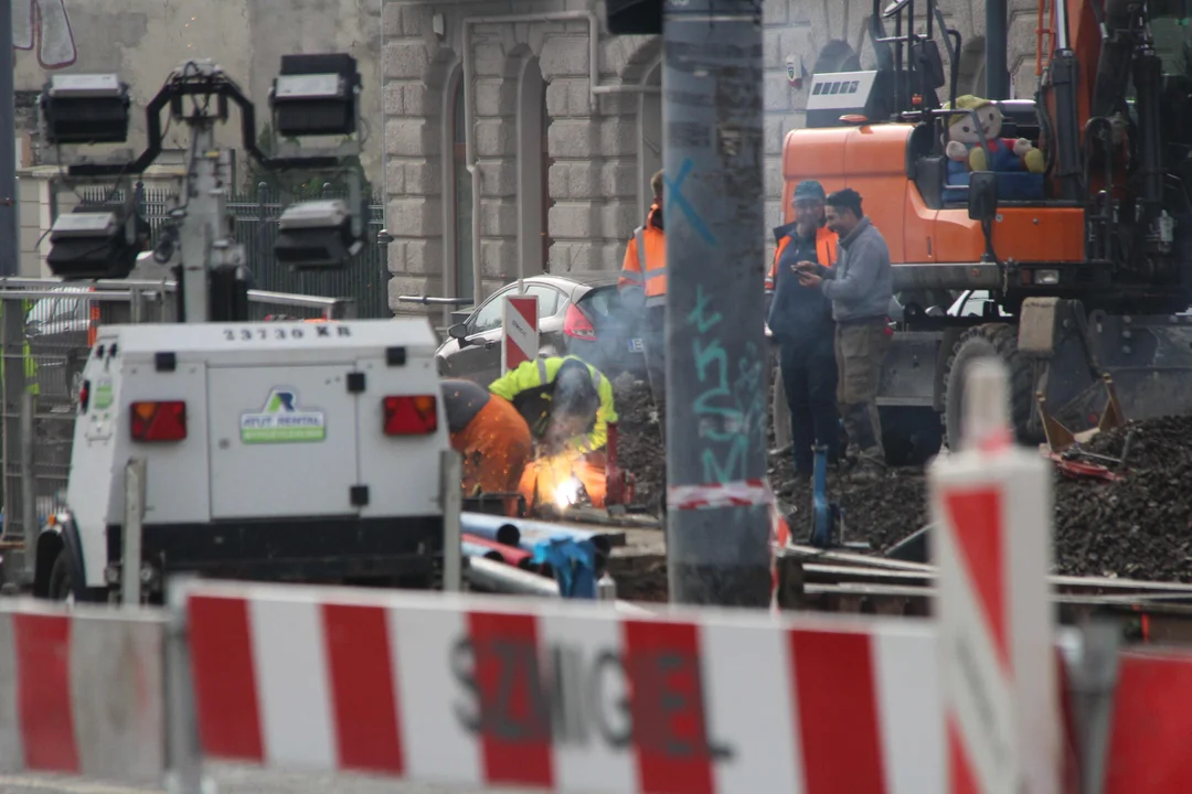 Trwa łączenie nowego torowiska ze starym przy ul.Legionów w Łodzi