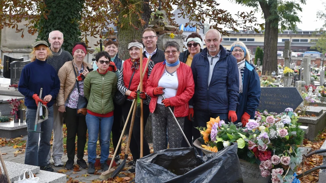 Sprzątanie zabytkowych grobów na cmentarzu w Kutnie