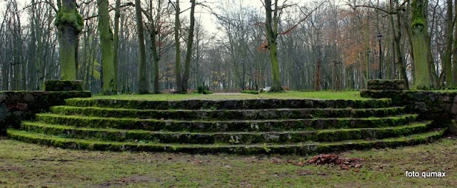 Od północnej części znajduje się zagłębiony plac otoczony kamiennym murem, na którym odbywały się zloty Hitlerjugend