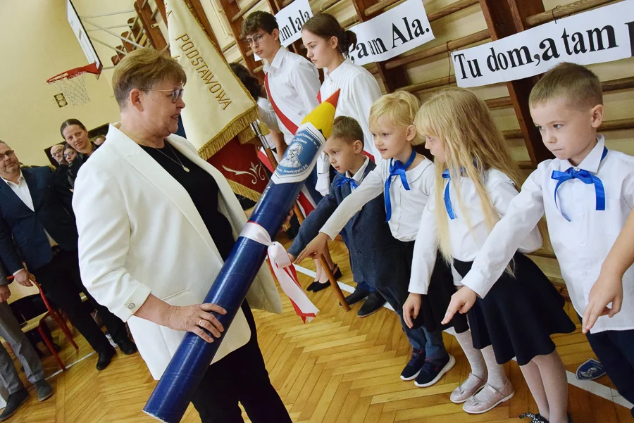 Pierwszoklasiści złożyli uroczyste ślubowanie. Wyjątkowa uroczystość w szkole [FOTO] - Zdjęcie główne