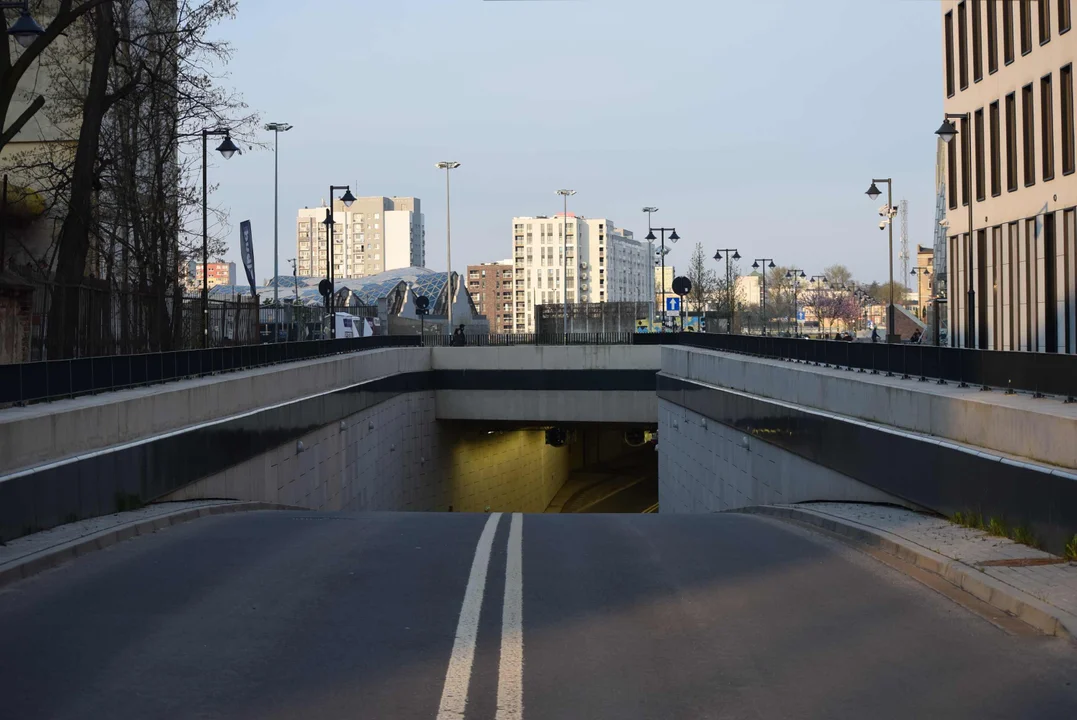 Zamykają podziemną ulicę w centrum Łodzi. Na miejscu sporo służb [zdjęcia]