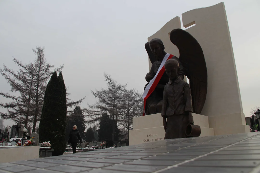 Pomnika Pamięci Dzieci Polskich – Ofiar Niemieckich Obozów na Terenie Łodzi i Okolic.