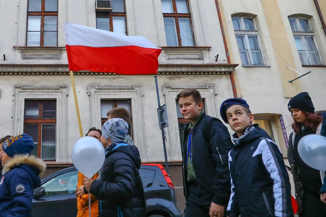 Pochody 11 listopada w Zgierzu. Mieszkańcy tłumnie uczestniczyli w uroczystościach Święta Niepodległości.