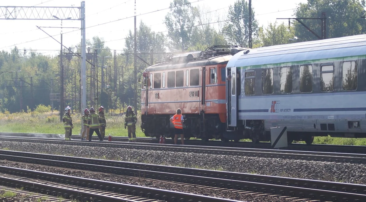 Pożar w pociągu pod Kutnem. Trwa akcja straży [ZDJĘCIA] - Zdjęcie główne