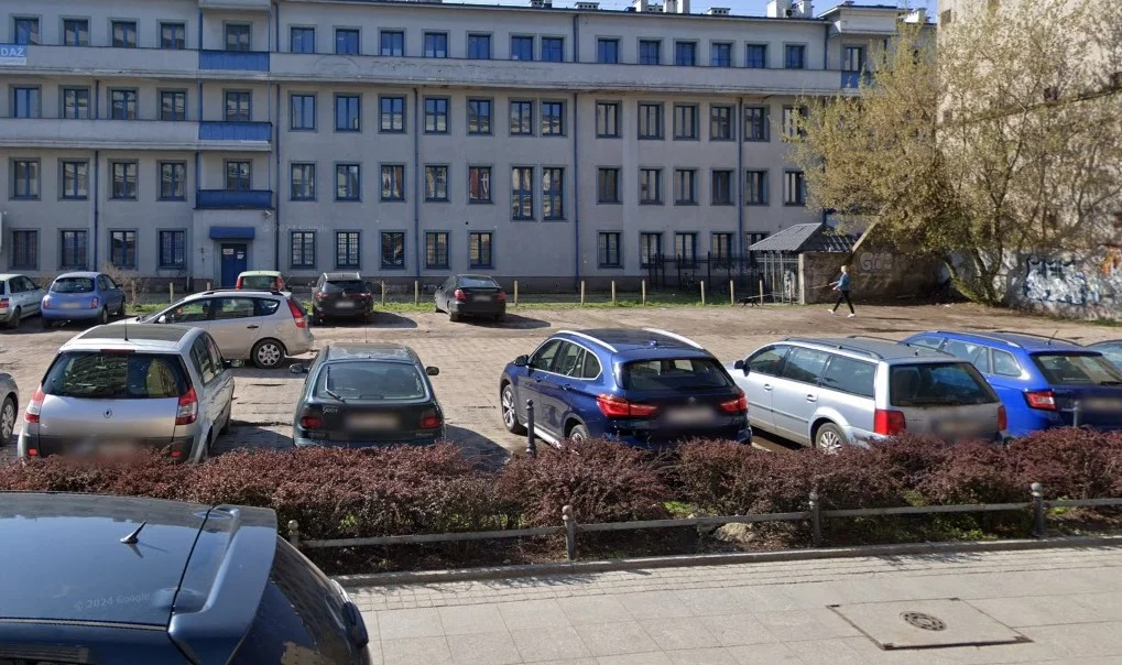 Zaśmiecony parking przy Narutowicza zniesmacza turystów. Parkują tu, idąc na Piotrkowską [ZDJĘCIA] - Zdjęcie główne