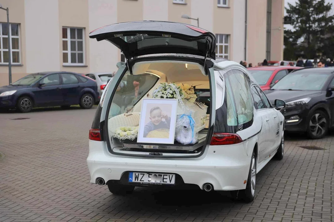 Serca pękły... Setki osób pożegnały Tymka Cholewińskiego. Baloniki wzbiły się w powietrze [ZDJĘCIA] - Zdjęcie główne