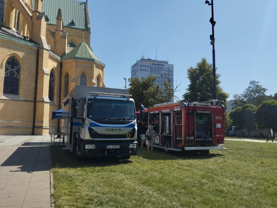 Piknik wojskowy w Łodzi i złożenie kwiatów w Zgierzu