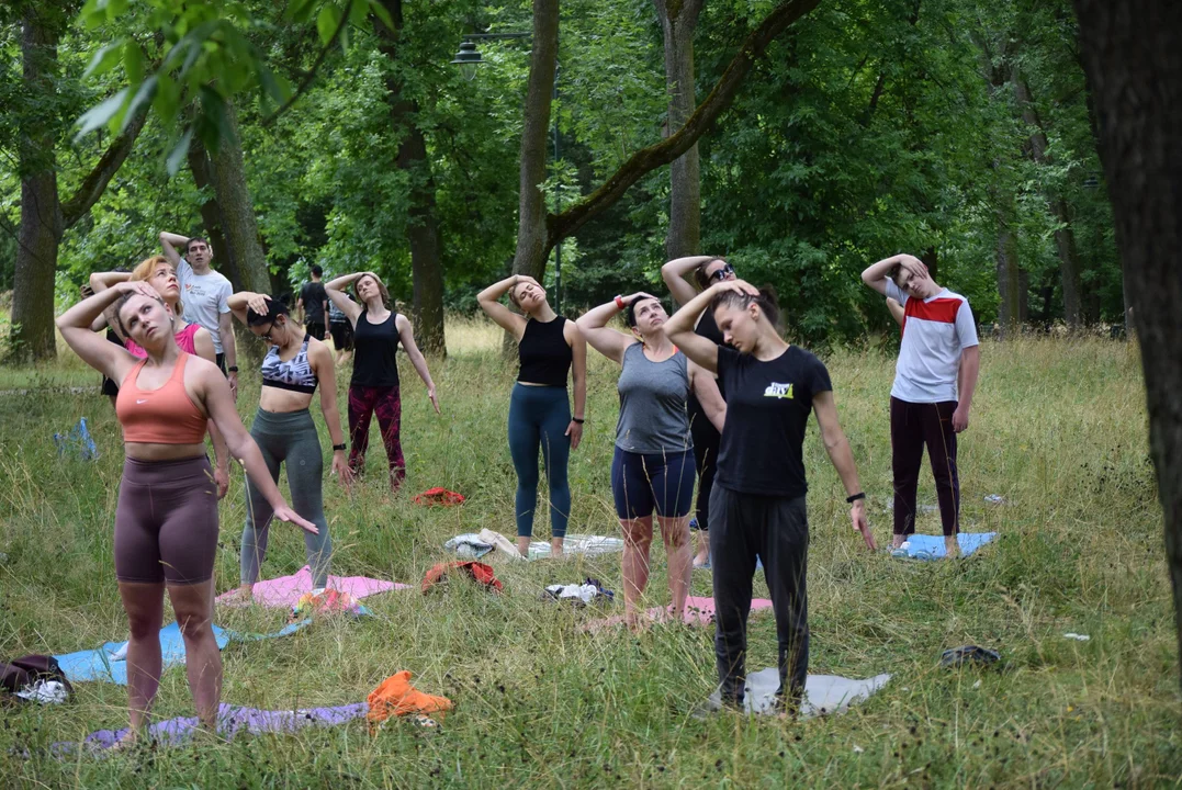 Joga w parku na Zdrowiu